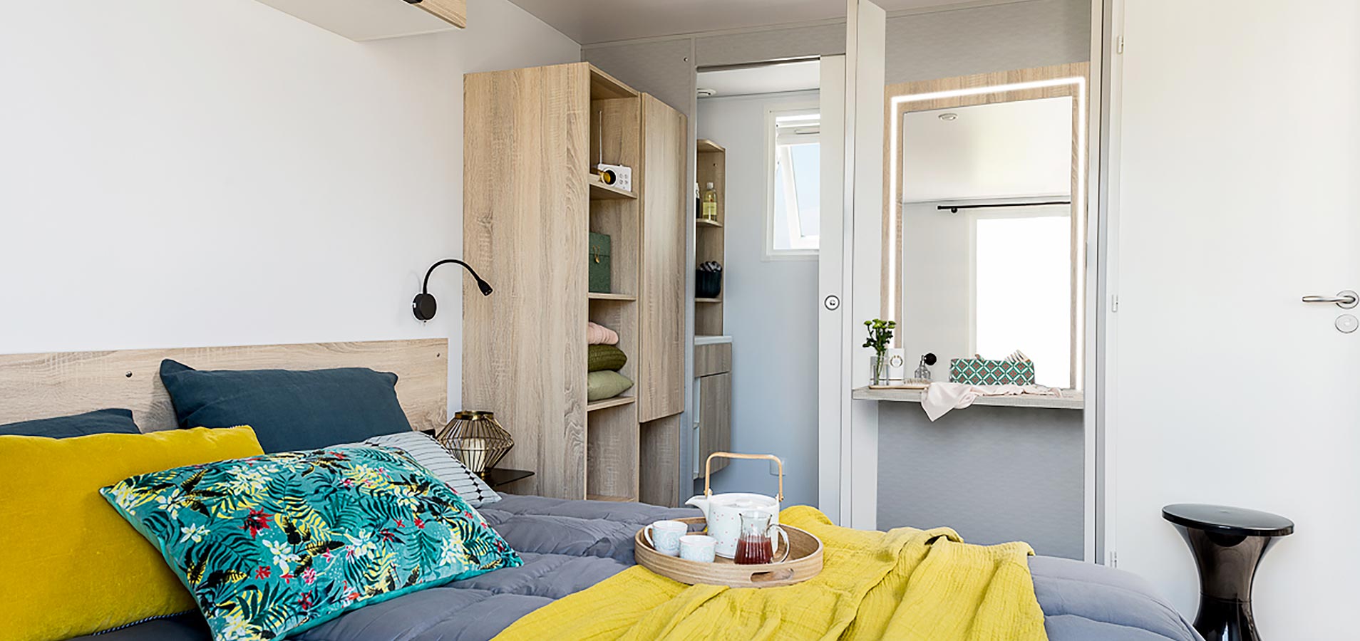Camping san damiano bungalow premium montecristo chambre coiffeuse